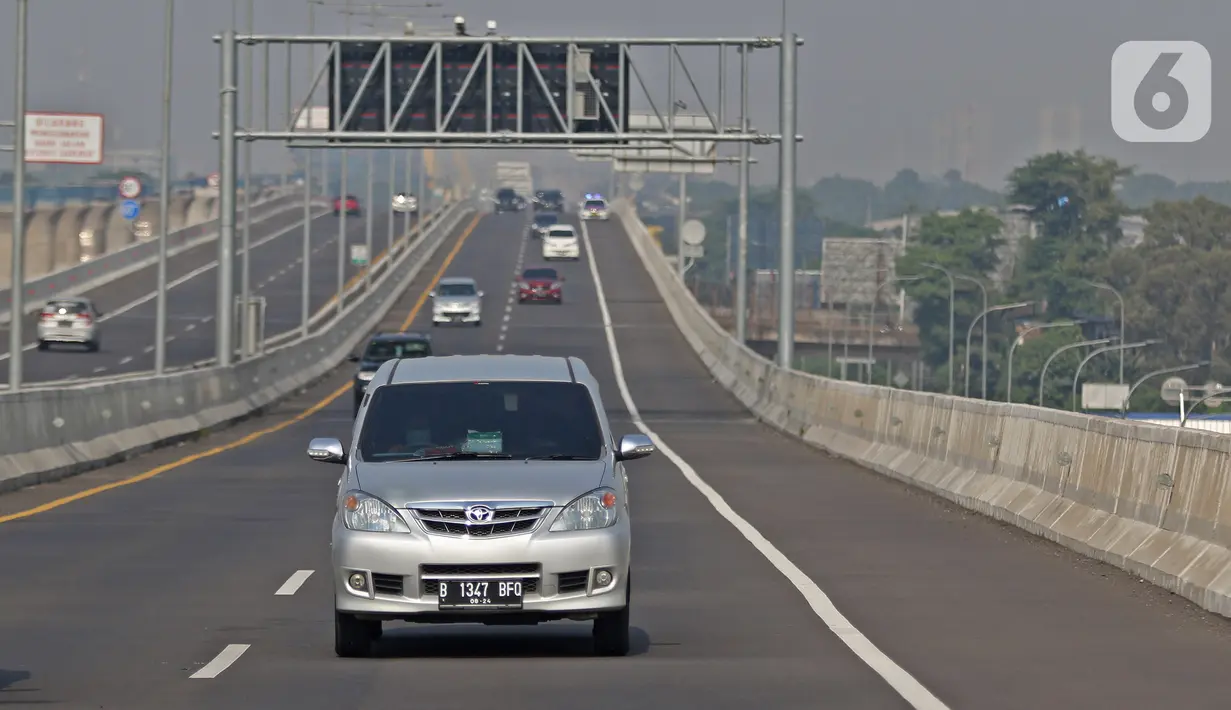 Suasana Jalan Tol Layang Jakarta Cikampek, Jawa Barat, Kamis (24/12/2020).  Jumlah kendaraan yang akan keluar wilayah Jabotabek diperkirakan mencapai 842 ribu pada 23 hingga 27 Desember 2020, hal itu sejalan dengan liburan Natal 2020. (Liputan6.com/Herman Zakharia)