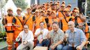 Direktur Esdm Herman Hidayat, Dirut Asabri Sonny Widjaja, Direktur Investasi dan Keuangan Hari Setianto, Direktur Operasional Adiyatmika foto bersama dengan pasukan orange di sela HUT ke-47 Asabri di Jakarta, Jumat (3/8). (Liputan6.com/Pool/Asabri)