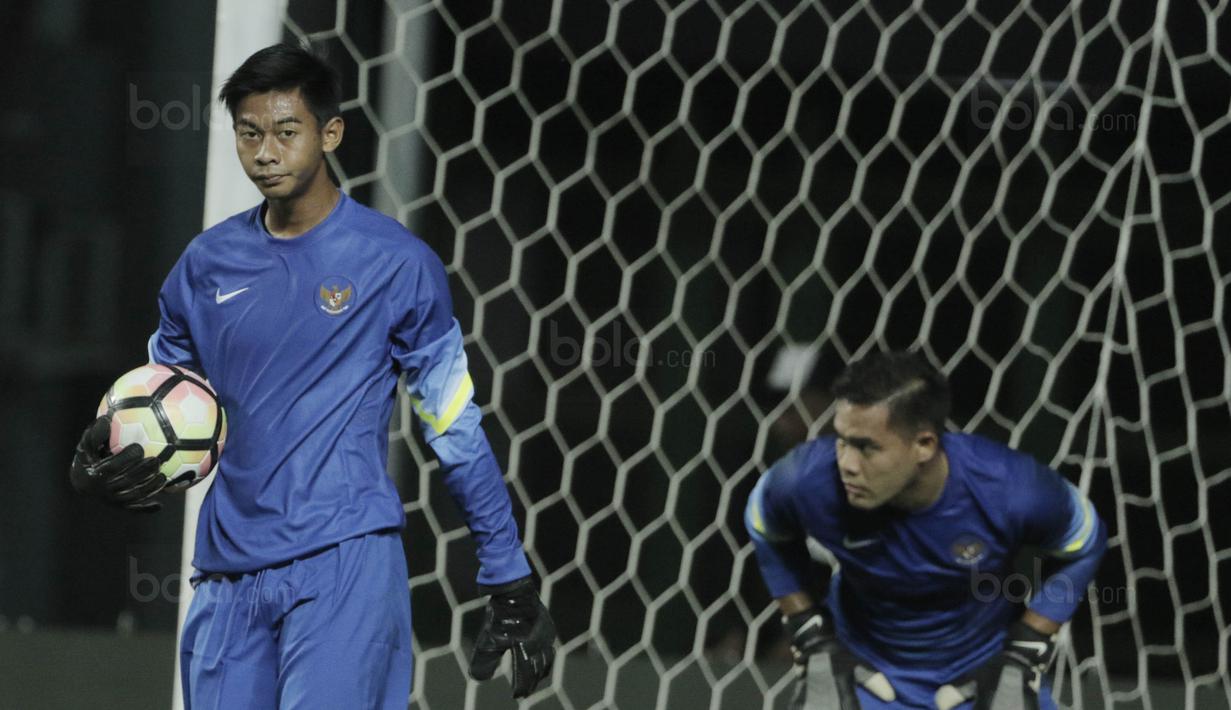 Kiper Timnas Indonesia, Satria Tama, saat mengikuti latihan jelang laga melawan Fiji di Stadion Patriot, Bekasi, Kamis, (31/8/2017). Indonesia akan menjalani laga Persahabatan melawan Fiji. (Bola.com/M Iqbal Ichsan)