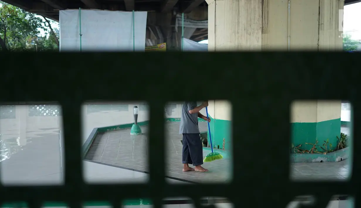 Seorang pria membersihkan sekitar Masjid Babah Alun di Tanjung Priok, Jakarta, Rabu (8/5/2019). Masjid Babah Alun memiliki gaya arsitektur oriental. (Liputan6.com/Immanuel Antonius)