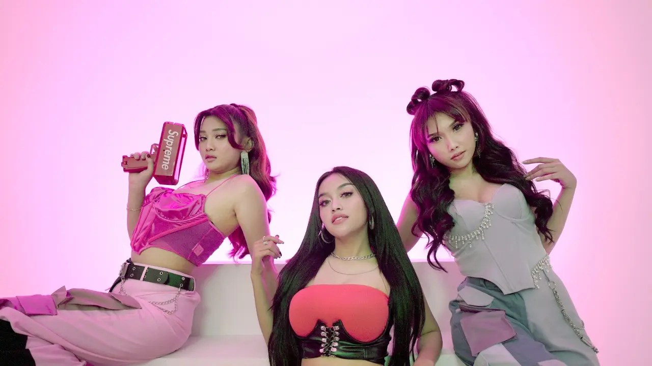Trio Macan merilis single terbaru berjudul "Tak Gentar Bela Yang Bayar".