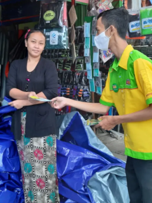 Pembagian masker ke masyarakat.