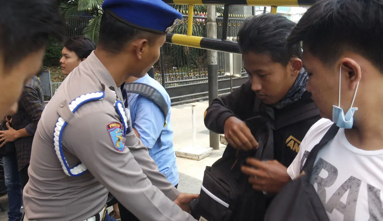 Bobotoh Persib Bandung yang di Jakarta mendapat pemeriksaan dari polisi saat berkumpul di Polda Metro Jaya, Jakarta, Minggu (18/10/2015). (Bola.com/Vitalis Yogi Trisna)