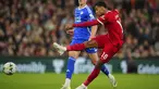 Pemain Liverpool, Cody Gakpo (kanan) mencetak gol penyeimbang 1-1 ke gawang Leicester City melalui tendangan balik badan saat laga putaran ketiga Carabao Cup 2023/2024 di Anfield, Liverpool, Inggris, Kamis (28/09/2023) dini hari WIB. Liverpool berhasil menang comeback 3-1 atas Leicester City. (AP Photo/Jon Super)