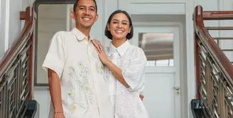 Andien baru saja mengunggah beberapa foto terbaru menampilkan dirinya dan suami. Dalam foto terbaru ini, Andien berpose dengan outfit menarik untuk dijadikan inspirasi baju Lebaran. Foto: Instagram.