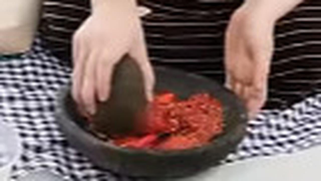 Bule Cantik Mualaf dari Amerika Belajar Ngulek Bikin Sambal Terasi 'Ini Baru Pertama Kali Seumur Hidup'