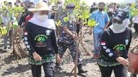 Khofifah bersama Wakil Ketua DPRD Jatim Anik Maslachah kompak dalam giat nandur mangrove di Pantai Bohay Probolinggo. (Istimewa).