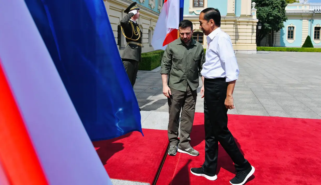 Presiden Joko Widodo atau Jokowi (kanan) disambut oleh Presiden Ukraina Volodymyr Zelenskyy (kiri) saat tiba di Istana Maryinsky, Kiev, Ukraina, Rabu (29/6/2022). Setelah penyambutan, kedua pemimpin negara tersebut masuk ke dalam Istana Maryinsky untuk melakukan sesi foto bersama dan dilanjutkan pertemuan tatap muka. (Foto: Biro Pers Sekretariat Presiden)
