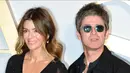 Musisi Inggris Noel Gallagher (kanan) dan istrinya Sara MacDonald berpose di karpet merah saat tiba untuk pemutaran perdana film Inggris "A Star is Born" di pusat Kota London, Inggris, 27 September 2018. Noel Gallagher dan Sara MacDonald memutuskan bercerai setelah menjalin ikatan cinta selama dua dekade lebih. (Anthony HARVEY/AFP)