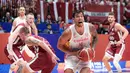 Reaksi pebasket Spanyol, Willy Hernangomez (tengah kanan) berusaha memasukkan bola pada laga Grup L Piala Dunia FIBA 2023 melawan Latvia di Indonesia Arena, Senayan, Jakarta, Jumat (01/09/2023). Spanyol kalah dengan skor 69-74. (Bola.com/Bagaskara Lazuardi)