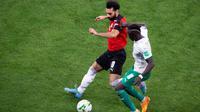 Mohamed Salah dan Sadio Mane berduel dalam laga Senegal Vs Mesir, leg kedua babak ketiga Kualifikasi Piala Dunia 2022 di Stadion Me Abdoulaye Wade, Dakar, Rabu (30/3/2022). (AP/Stefan Kleinowitz)