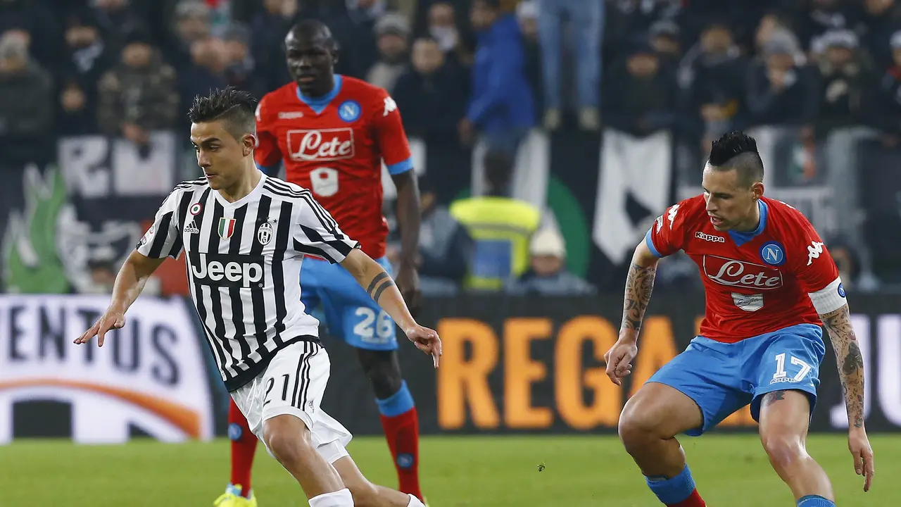 Penyerang Juventus, Paulo Dybala dan gelandang Napoli Marek Hamsik (Liputan6)