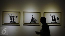 Pengunjung melihat karya Ahdiyat Nur Hartarta di Galeri Nasional, Jakarta, Jumat (28/10). Pameran bertema SEA+ Tiennale menampilkan 44 karya seni rupa dua dan tiga dimensi buah pemikiran 44 perupa dari 12 negara. (Liputan6.com/Helmi Fithriansyah)