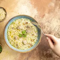 Tren makanan sehat kini semakin berkembang, salah satunya dengan hadirnya berbagai grain bowl yang praktis namun tetap bernutrisi tinggi. Jika biasanya quinoa atau brown rice jadi pilihan utama, kini millet mulai mencuri perhatian sebagai alternatif yang tak kalah sehat dan lezat.  (foto/dok: freepik/azerbaijani)