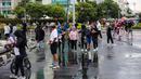 Warga berolahraga saat Car Free Day (CFD) di kawasan Bundaran HI, Jakarta, Minggu (2/10/2022). Meski diguyur hujan deras sejak pagi, warga tetap antusias untuk tetap berolahraga saat CFD. (Liputan6.com/Faizal Fanani)