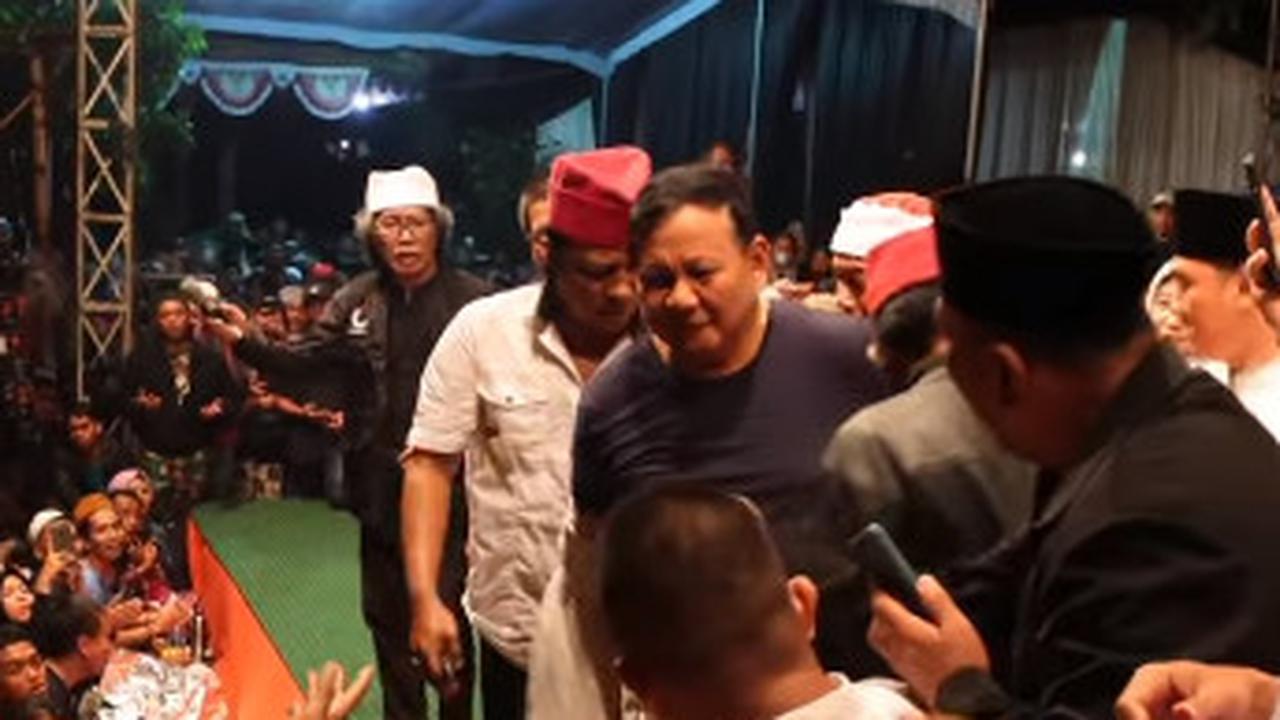 Video Lawas Presiden Prabowo Subianto Beri Baju hingga Jam Tangan ke Penjual Makanan Keliling
