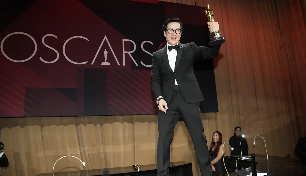 Pose Ke Huy Quan dengan Piala Oscar kategori Pemeran Pendukung Pria Terbaik selama Academy Awards ke-95 di Dolby Theatre di Hollywood, California, Minggu (12/3/2023). (AP Photo/John Locher)