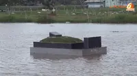 [VIDEO] Terendam, Air di Lubang Kubur Disedot Sebelum Pemakaman