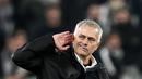 Pelatih Manchester United, Jose Mourinho, bersikap arogan usai mengalahkan Juventus usai laga Liga Champions di Stadion Allianz, Turin, Rabu (7/11), Juventus kalah 1-2 atas MU. (AFP/Marco Bertorello)
