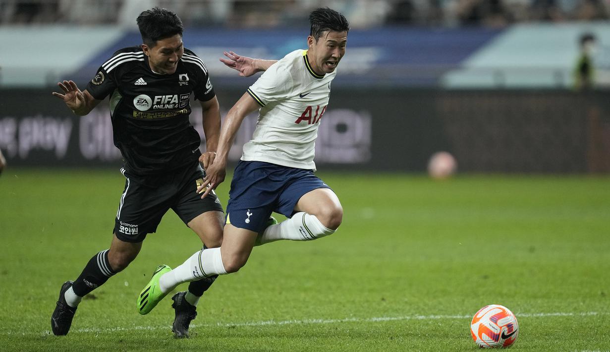 <p>Son Heung-min menjadi salah satu penampil yang paling ditunggu-tunggu pada laga tersebut. Pelatih kepala Tottenham Hotspur, Antonio Konte baru memasukkannya pada awal babak kedua. (AP/Lee Jin-man)</p>