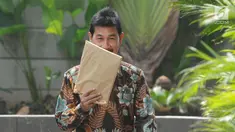 Bupati Solok Selatan Muzni Zakaria berjalan masuk akan menjalani pemeriksaan oleh penyidik di Gedung KPK, Jakarta, Jumat (21/06/2019). Muzni Zakaria diperiksa sebagai tersangka terkait kasus korupsi pengadaan barang dan jasa di Kabupaten Solok Selatan. (merdeka.com/Dwi Narwoko)