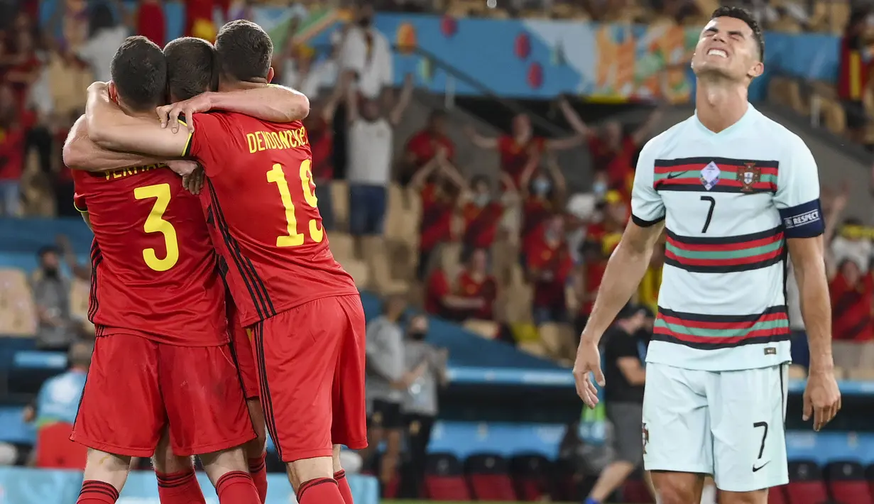 Akhirnya Belgia keluar sebagai pemenang di laga tersebut dengan skor 1-0. Belgia nantinya akan menantang Italia di partai Perempatfinal Euro 2020 sedangkan juara bertahan Portugal terpaksa pulang kampung lebih dahulu. (Foto: AP/Pool/Lluis Gene)
