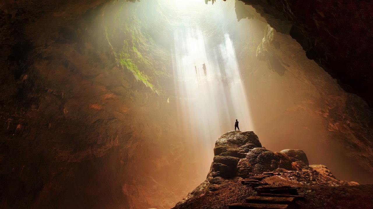 Turis Ini Lakukan Hal Aneh Saat Berada di Gua, Hukuman Besar Menantinya