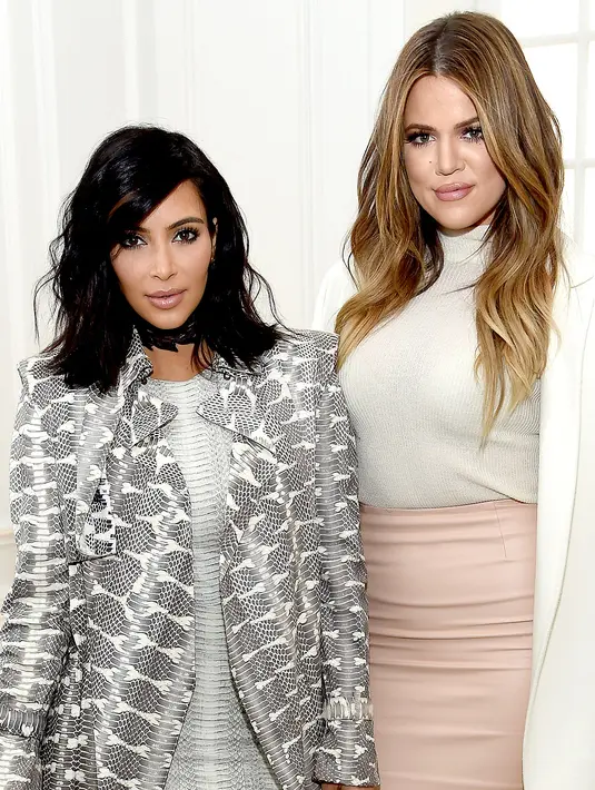 "Khloe dan Kim bergantung lebih dari yang pernah mereka lakukan," ujar seorang sumber (Us Weekly)