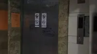 Di dalam lift mereka menemukan banyak tanda-tanda mengerikan. (Shanghaiist)