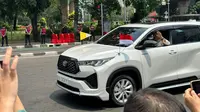 Paus Fransiskus menumpang mobil Kijang Innova Zenix berkelir putih saat berkunjung ke Indonesia. (Liputan6.com/Benedikta Miranti T.V)