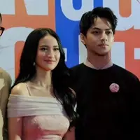 5 Detail Kebaya Dian Sastrowardoyo di Premiere Film 'Rangga &amp; Cinta', Tampil Anggun