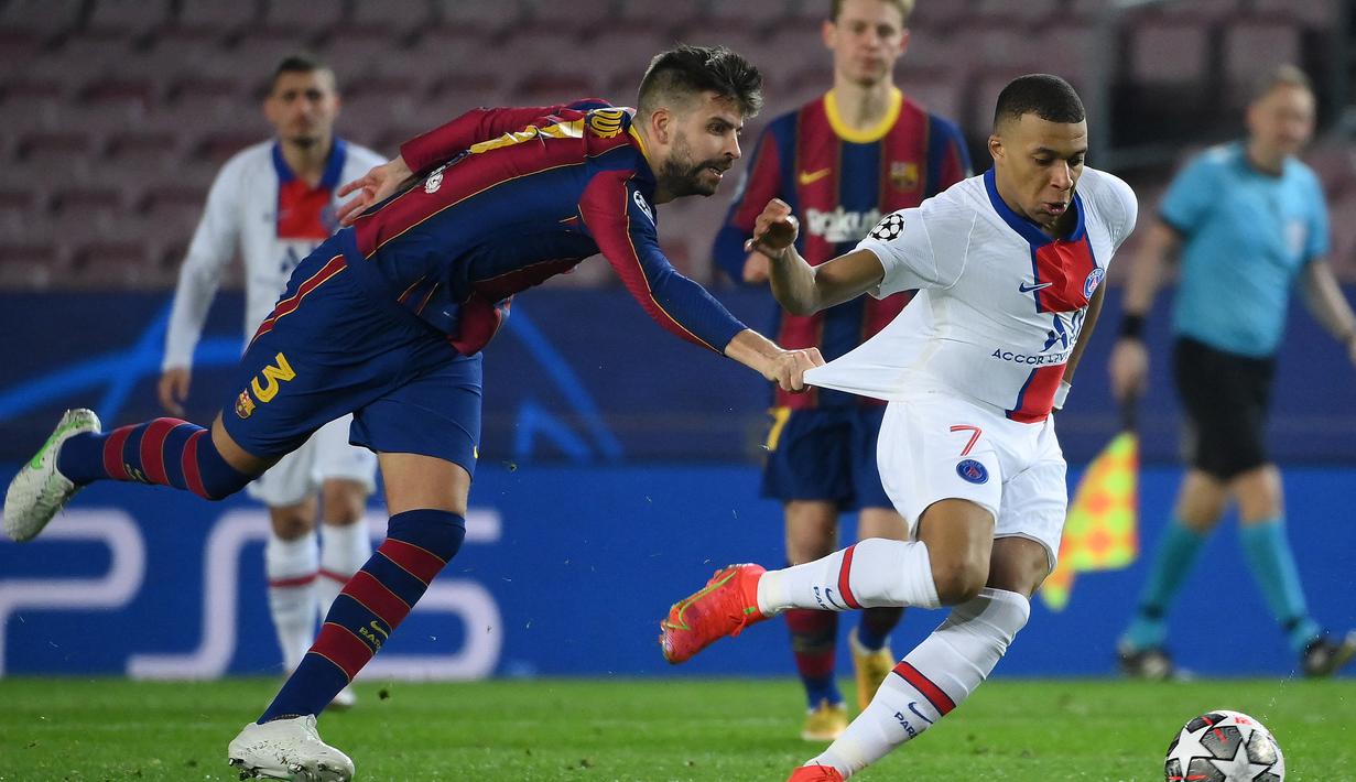 Kylian Mbappe. Striker PSG ini menjadi yang teranyar melakukannya saat PSG menghadapi tuan rumah Barcelona dalam laga leg pertama babak 16 besar Liga Champions 2020/2021, 16 Februari 2021. Hattricknya membawa PSG menang 4-1 atas Barcelona. (AFP/Lluis Gene)