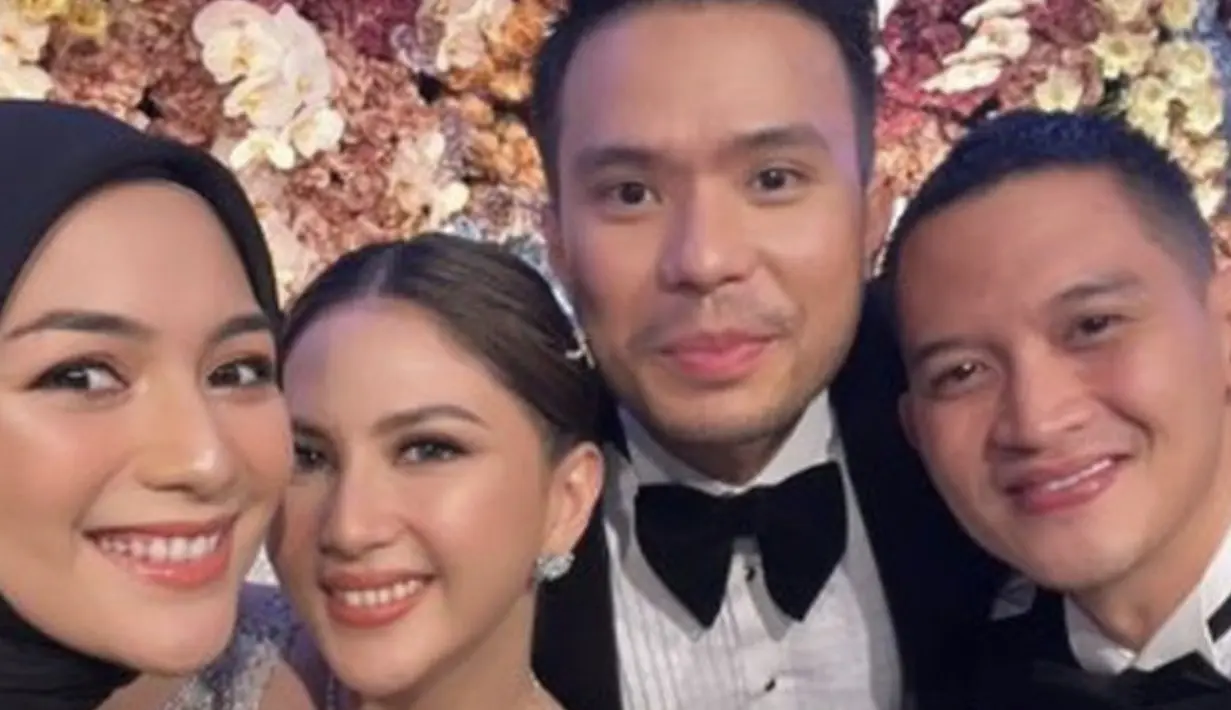 Penampilan Citra Kirana dan Rezky Aditya juga tak kalah menarik. Keduanya hadir dalam balutan busana formal dengan tuksedo dan dress glamor. [Foto: Instagram/ Citra Kirana]