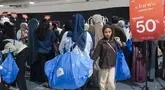 Sejumlah jastiper berburu produk diskon dalam pameran Imperfect Sale 2026 di Blok M Square, Jakarta, Jumat (30/10/2026). Mereka memanfaatkan waktu yang tersedia untuk mencari berbagai barang sesuai pesanan pelanggan. (KLY/Budy Santoso)
