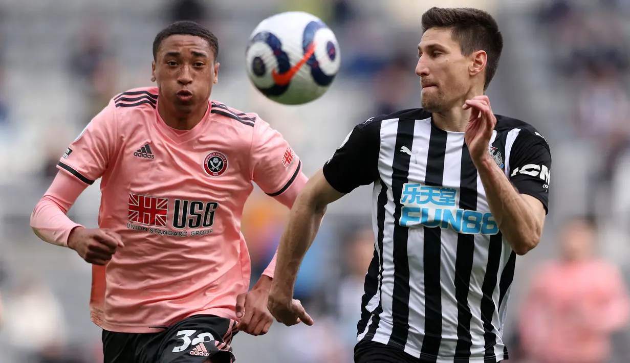 Federico Fernandez. Bek tengah berusia 32 tahun ini didatangkan Newcastle United dari Swansea City pada tengah musim 2018/2019. Hingga awal musim 2021/2022 ini ia telah tampil dalam 87 laga dengan torehan 2 gol dan 4 assist. (AFP/Pool/Alex Pantling)