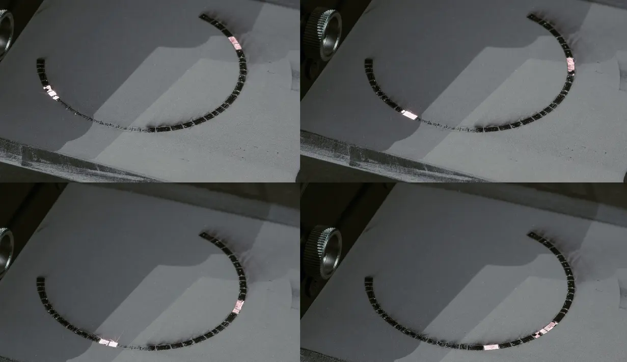 Sebuah kombinasi foto meperlihatkan proses pembuatan gelang emas 'Dunes' dengan mesin cetak 3D di Besancon, Prancis timur, 11 Oktober 2017. Mesin cetak 3D kini mulai merambah ke dunia desain perhiasan. (AFP FOTO / SEBASTIEN BOZON)