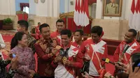 Menpora Imam Nahrawi berbincang dengan atlet ASEAN Para Games Indonesia di Istana Negara, Senin (2/10/2017). (Humas Kemenpora)