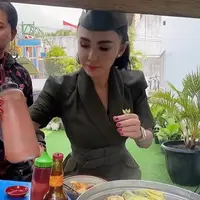 Yuni Shara nikmati bakso Arema (Instagram/yunishara36)