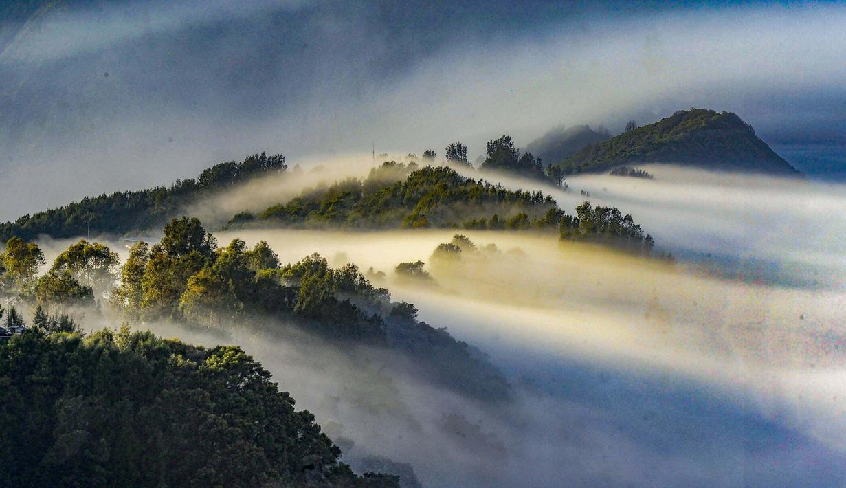 Secara administratif, Gunung Bromo berada di Desa Ngadisari, Kecamatan Sukapura, Kabupaten Probolinggo. Namun akses menuju kawasan Taman Nasional Bromo Tengger Semeru bisa ditempuh melalui empat wilayah kabupaten di Jawa Timur, yakni Probolinggo, Pasuruan, Lumajang, dan Malang. Tampak dalam foto, kabut pagi menyelimuti Ngadisari, Bromo, Jawa Timur. (merdeka.com/Arie Basuki)