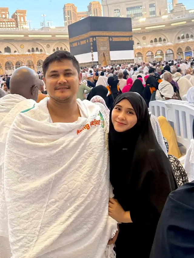 Inspirasi Outfit Artis Perempuan Indonesia Jalani Ibadah Haji 2025, Anggun dan Syar’i