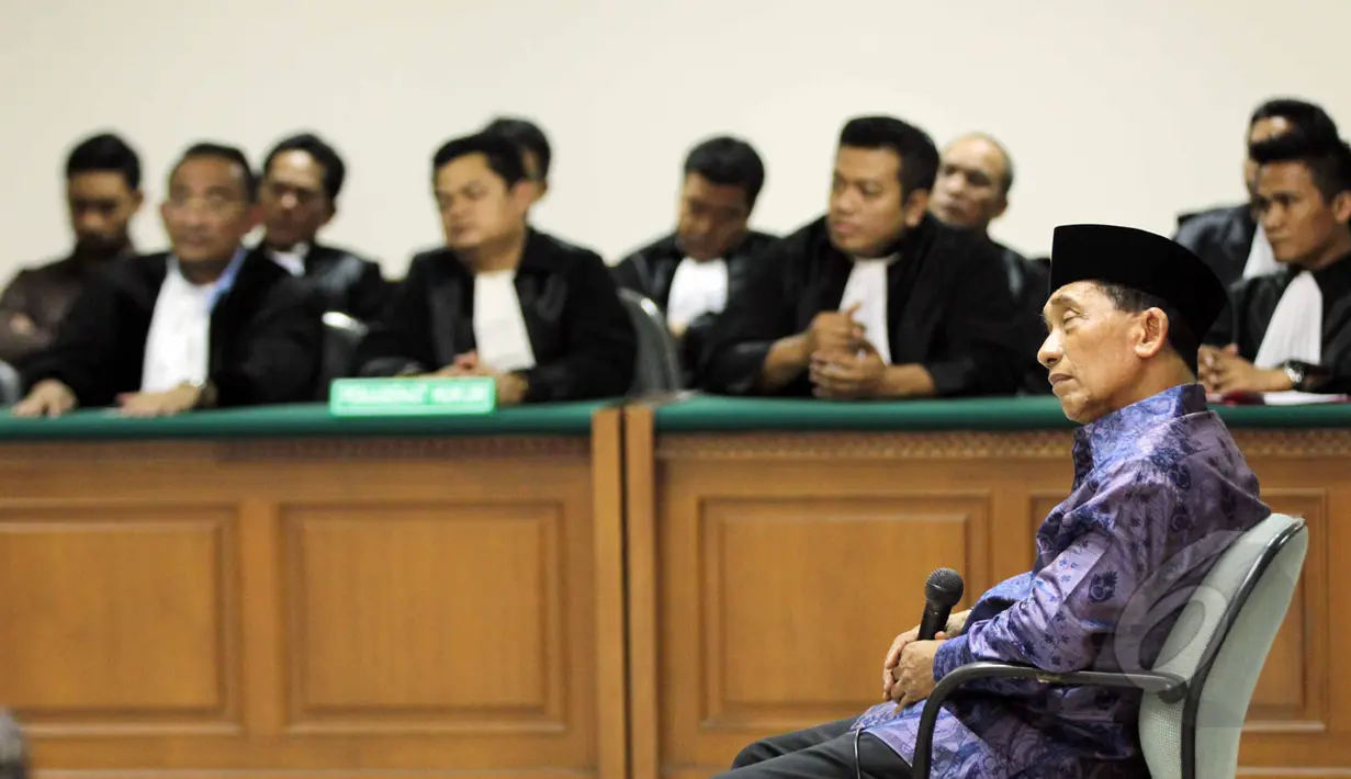 Tersangka kasus korupsi migas, Fuad Amin Imron menjalani sidang putusan sela di Pengadilan Tipikor, Jakarta, Senin (25/5/2015). Fuad terlibat kasus dugaan suap jual beli pasokan gas alam di Gresik dan Gili Timur, Bangkalan. (Liputan6.com/Helmi Afandi)