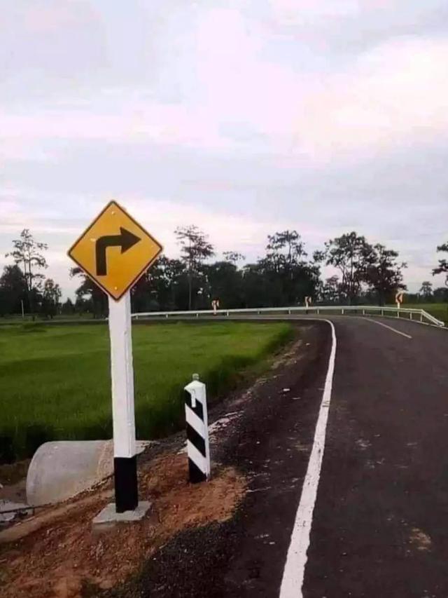 9 Potret Nyeleneh Papan Petunjuk Arah Ini Malah Menyesatkan