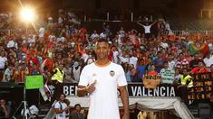Luis Nani diperkenalkan Valencia usai mengantarkan Portugal menjadi juara Piala Eropa 2016, ia menarikan capoeira saat diperkenalkan.