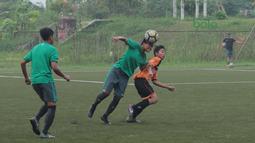 Duel pemain Timnas Wanita Indonesia dan pemain Villa 2000 pada laga uji coba di Lapangan Sawangan, Depok, Kamis (19/4/2018). Timnas Wanita Indonesia kalah 1-2. (Bola.com/Nick Hanoatubun)