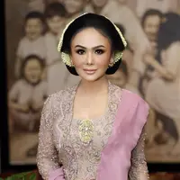 Gaungkan kebaya to UNESCO, intip pesona Yuni Shara berkebaya berikut ini. (Instagram/yunishara36).