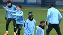 Bek Manchester City, Benjamin Mendy tertawa saat sesi latihan jelang laga Liga Champions di Manchester, Selasa (6/3/2018). Manchester City akan berhadapan dengan FC Basel. (AFP/ Oli Scarff)