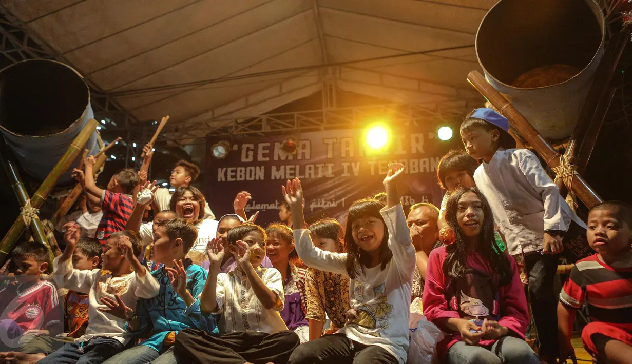 Anak-anak merayakan malam takbir dengan bernyanyi dan memukul beduq di Jalan Tanah Abang, Jakarta, Kamis (16/7/2105). Pemerintah melalui Kementerian Agama telah menetapkan 1 Syawal 1436H yang jatuh pada tanggal 17 Juli 2015.(Liputan6.com/Faizal Fanani)