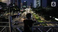 Warga berada di atas Jembatan Penyeberangan Orang (JPO) di Kawasan Sudirman, Jakarta, Kamis (24/9/2020). Pemprov DKI Jakarta kembali memperpanjang Pembatasan Sosial Berskala Besar (PSBB) hingga 11 Oktober untuk menekan laju penyebaran kasus covid-19. (Liputan6.com/Faizal Fanani)