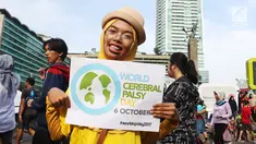 Relawan disabilitas membawa poster Peringatan Hari Cerebral Palsy Sedunia di area Car Free Day, Bundaran HI, Jakarta, Minggu (8/10). Kegiatan itu memperingati Hari Cerebral Palsy Sedunia yang jatuh pada tanggal 6 Oktober. (Liputan6.com/Angga Yuniar)
