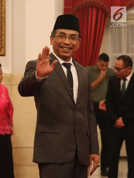 Khatib Aam PBNU Yahya Cholil Staquf bersiap dilantik sebagai anggota Wantimpres RI di Istana Negara, Jakarta, Kamis (31/5). Yahya Cholil diangkat menjadi anggota Wantimpres menggantikan almarhum KH Hasyim Muzadi yang wafat. (liputan6.com/Angga Yuniar)